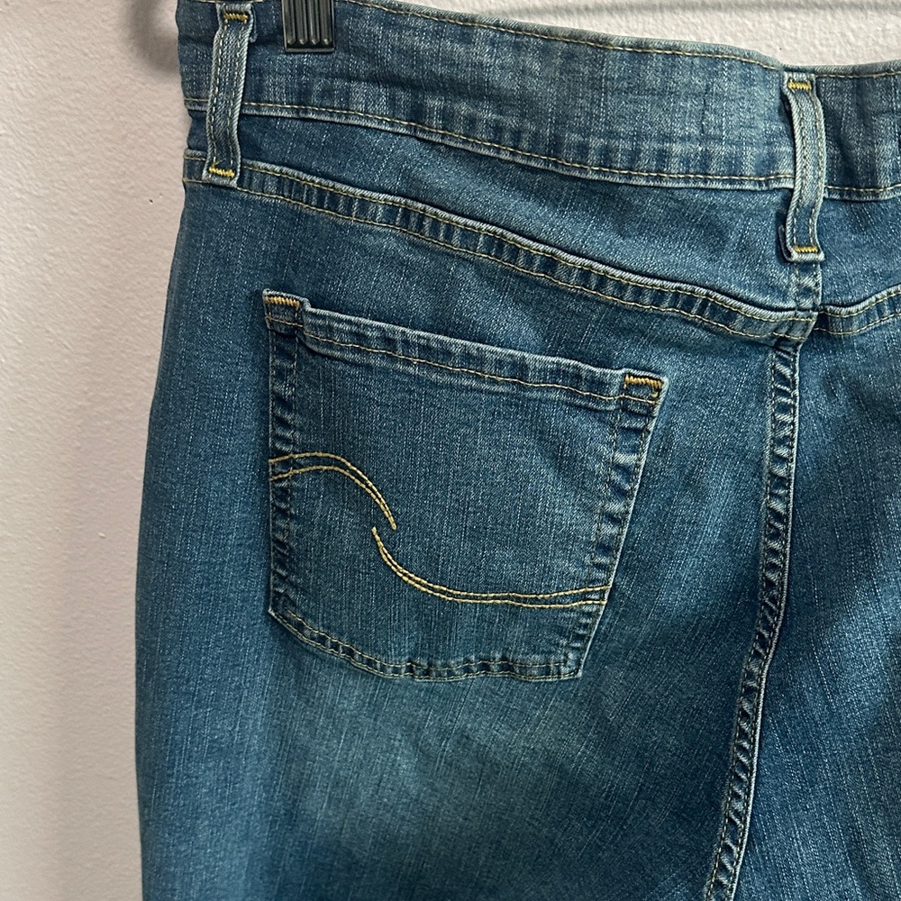 Signature by Levi Strauss Faded Blue Cropped Jeans - Picture 10 of 12